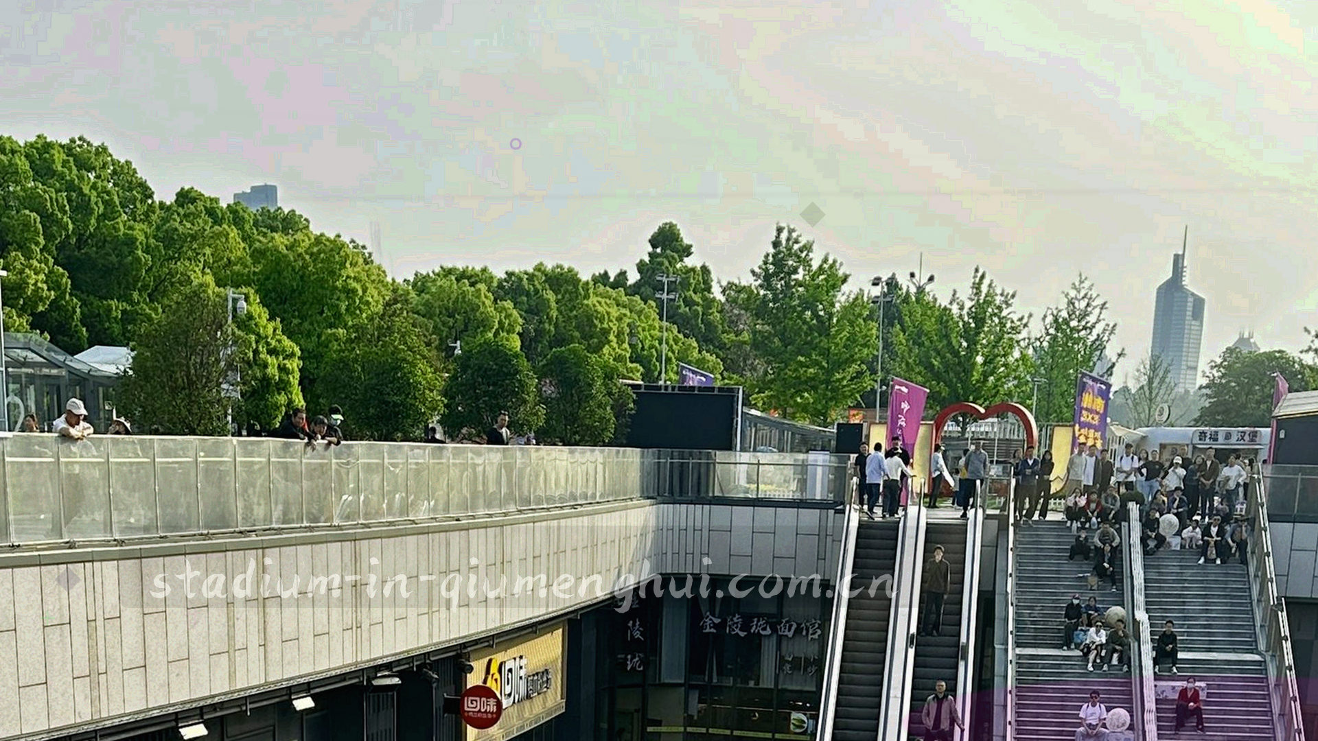 夜间球场俯视画面，看台灯光沿边线排开，画面低饱和高对比